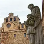 Estatua de Pedro Ponce de León enseñando a leer a un niño en Oña