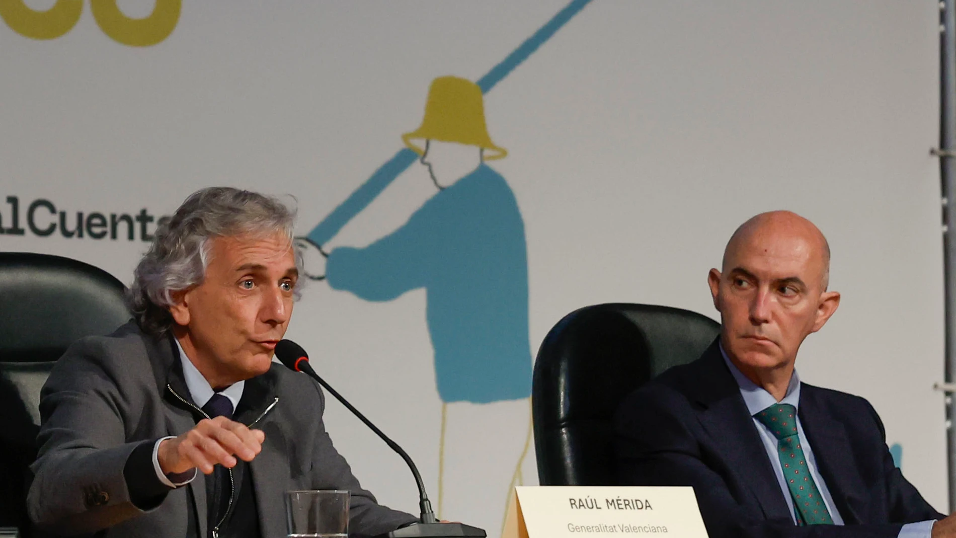 El concejal negacionista de Vox, José Gosálbez, (derecha) escucha al director genera de Medio natural, Raúl Mérida