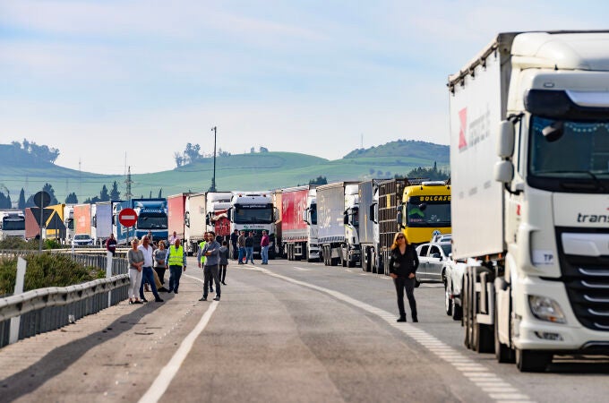 Conductores de coches y camiones esperan para pasar durante el corte de carretera realizado por cientos de agricultores esta mañana de miércoles en ambos sentidos de la autovía A-66 a la altura de la salida de Santiponce (Sevilla). EFE/ Raúl Caro.