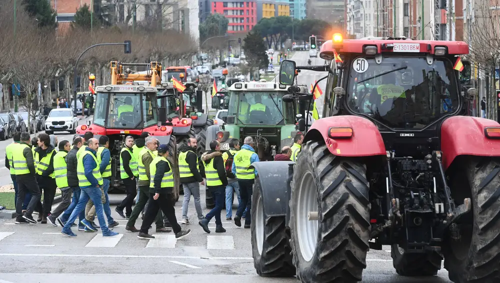 Cientos de tractores y de agricultores colapsan Burgos capital