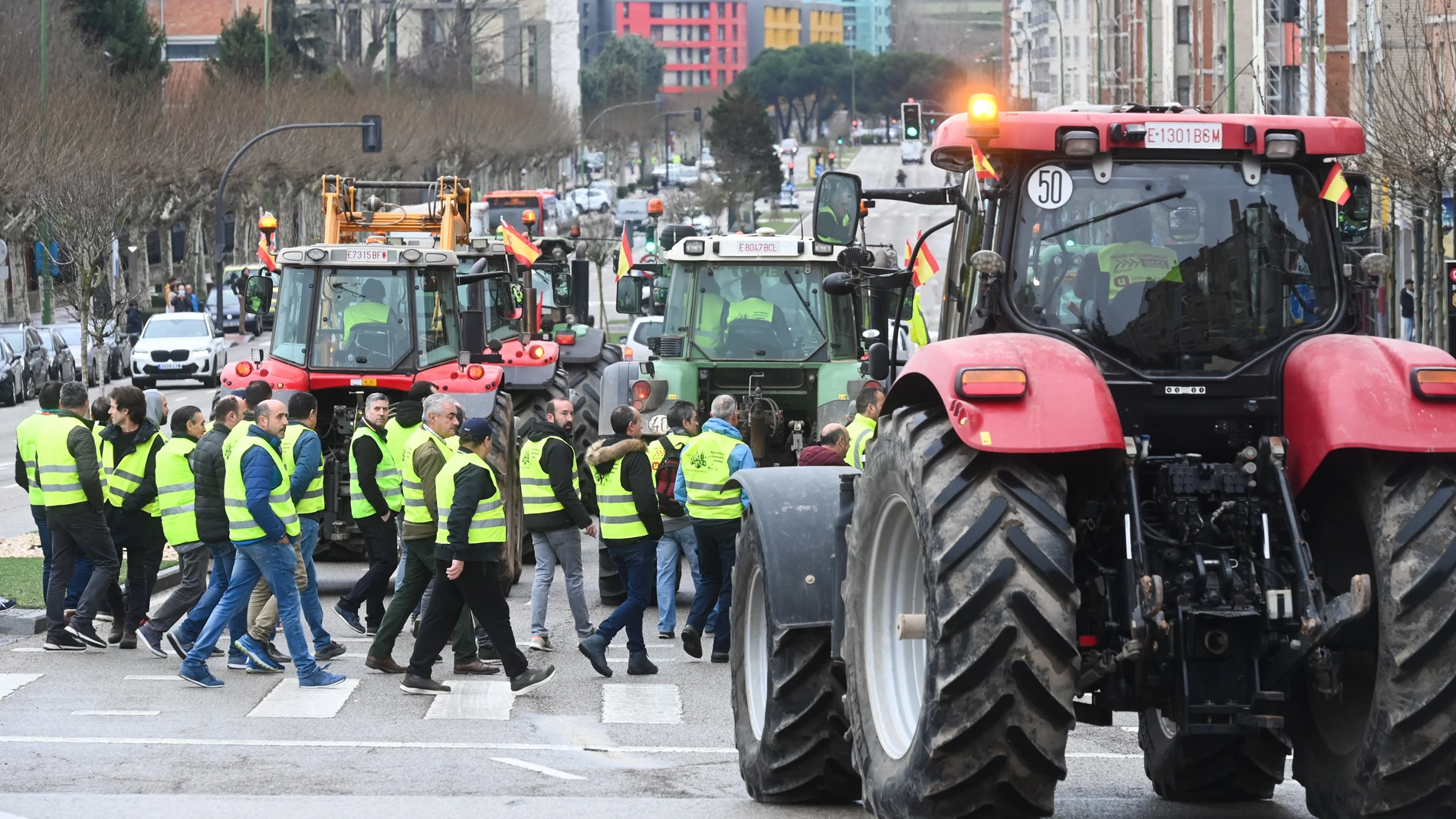 Cientos de tractores y de agricultores colapsan Burgos capital
