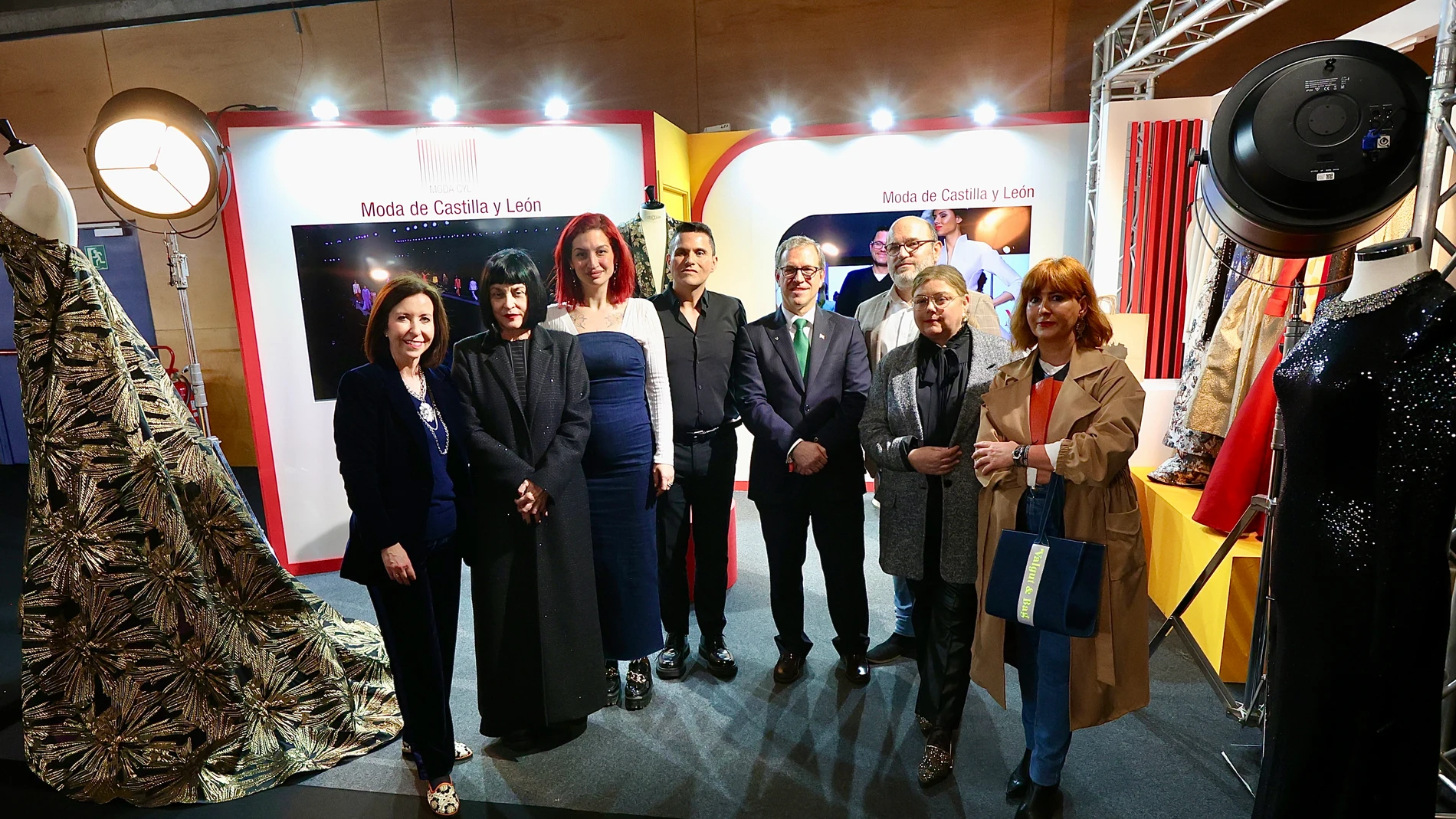 Veganzones visita el expositor de la Junta en la Fashion Week