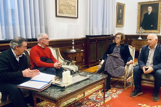 La Diputación de Palencia estudia con los representantes de la junta vecinal de Recueva de la Peña la posible mejora de sus comunicaciones viarias