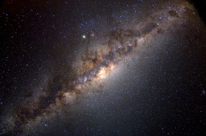 La vía Láctea ya nos debería haber dado una pista del color del universo.