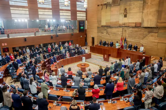 La Asamblea de Madrid guarda un minuto de silencio por los guardias civiles asesinados en Barbate