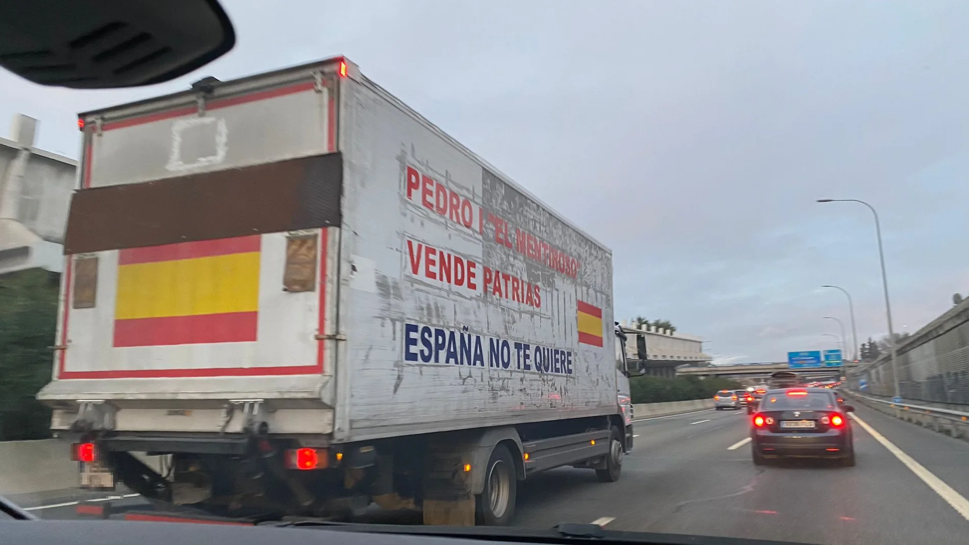 Uno de los mensajes contra Pedro sánchez, que pueden leerse en los laterales del camión