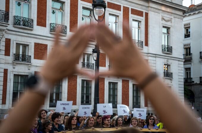 Decenas de personas durante una concentración contra la violencia machista convocada por el Foro de Madrid Contra la Violencia hacia las Mujeres, en la Puerta del Sol, a 25 de septiembre de 2023, en Madrid (España). La cifra de mujeres asesinadas por violencia de género en lo que va de 2023 ha ascendido a 49, cifra que iguala a todas las fallecidas en 2022 y a todas las fallecidas en 2021, tras confirmarse el último caso de una mujer de 35 años que ha sido asesinada presuntamente por su expareja el pasado 24 de septiembre en Villarverde (Madrid). Con este caso, este mes se convierte en el segundo septiembre más negro desde que se tienen registros, con un total de nueve mujeres asesinadas. 25 SEPTIEMBRE 2023;CONCENTRACIÓN;FEMINISMO;VIOLENCIA MACHISTA; Matias Chiofalo / Europa Press 25/09/2023