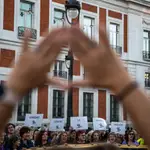 Decenas de personas durante una concentración contra la violencia machista convocada por el Foro de Madrid Contra la Violencia hacia las Mujeres, en la Puerta del Sol, a 25 de septiembre de 2023, en Madrid (España). La cifra de mujeres asesinadas por violencia de género en lo que va de 2023 ha ascendido a 49, cifra que iguala a todas las fallecidas en 2022 y a todas las fallecidas en 2021, tras confirmarse el último caso de una mujer de 35 años que ha sido asesinada presuntamente por su expareja el pasado 24 de septiembre en Villarverde (Madrid). Con este caso, este mes se convierte en el segundo septiembre más negro desde que se tienen registros, con un total de nueve mujeres asesinadas. 25 SEPTIEMBRE 2023;CONCENTRACIÓN;FEMINISMO;VIOLENCIA MACHISTA; Matias Chiofalo / Europa Press 25/09/2023