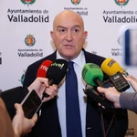El alcalde de Valladolid, Jesús Julio Carnero, atiende a los medios de comunicación