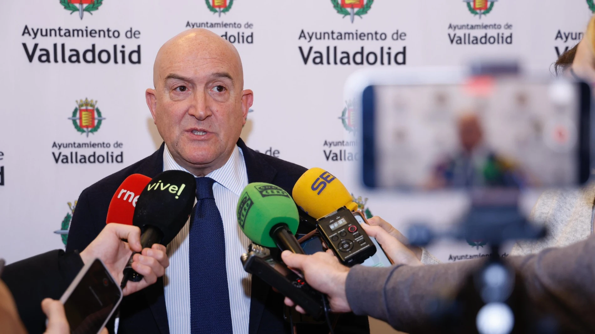 El alcalde de Valladolid, Jesús Julio Carnero, atiende a los medios de comunicación
