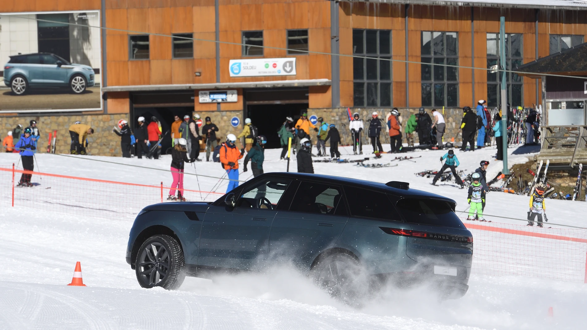 La electrónica de Range Rover domina a las dificultades de la nieve
