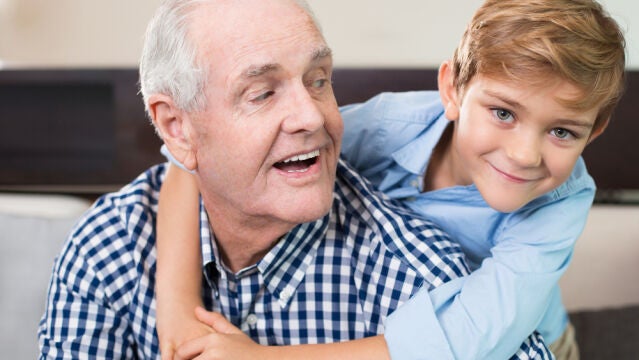 En España uno de cada cuatro abuelos cuidan de sus nietos