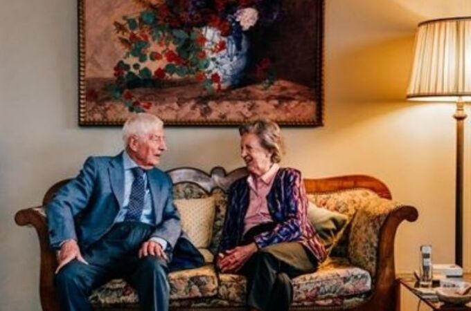 El matrimonio conformado por Dries van Agt y Eugenie Krekelberg decidió aplicarse la eutanasia en los Países Bajos, quienes murieron tomados de la mano. 