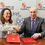María González Corral firma el convenio con José Antonio Diez