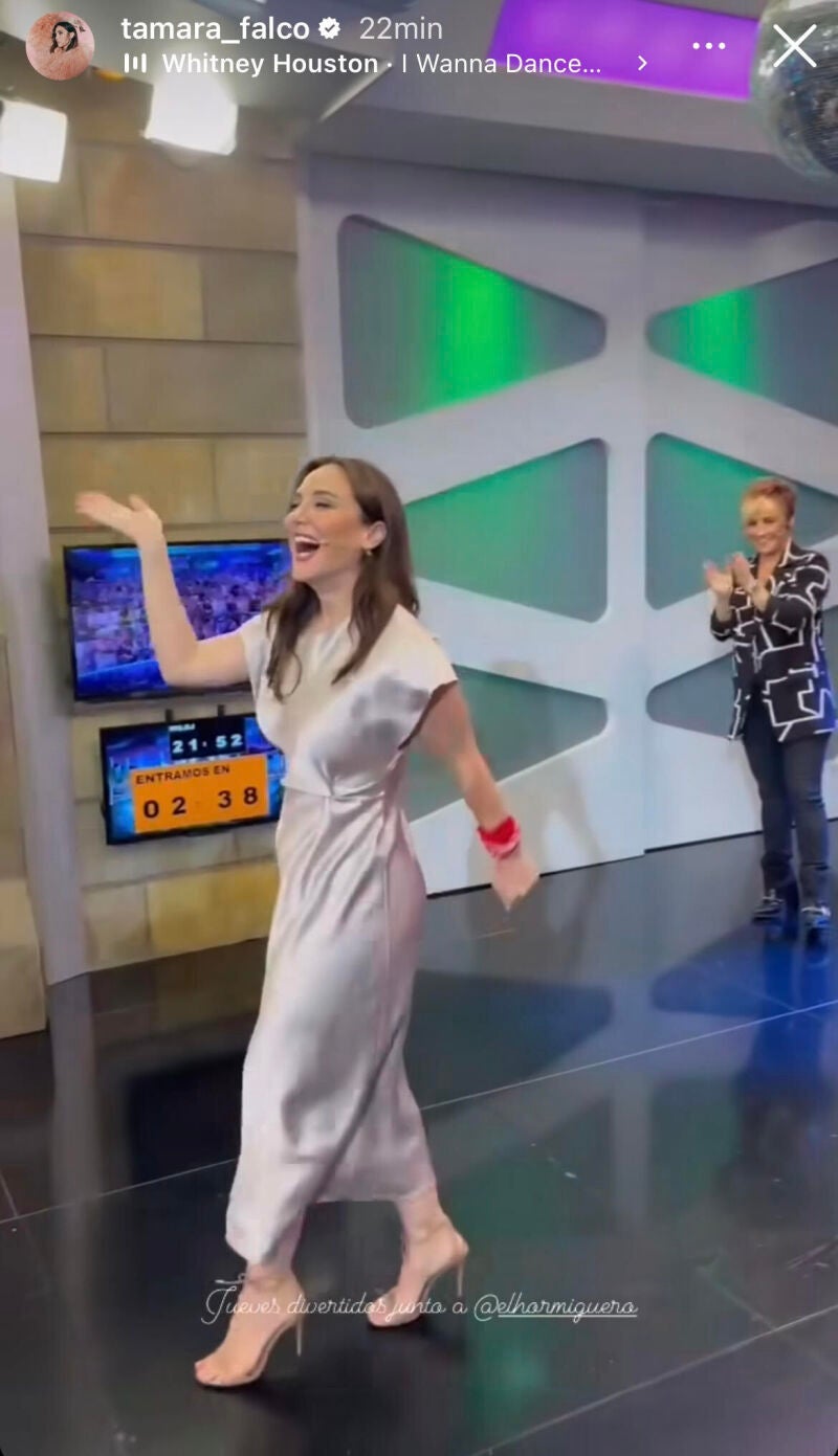 Tamara Falcó con vestido satinado.