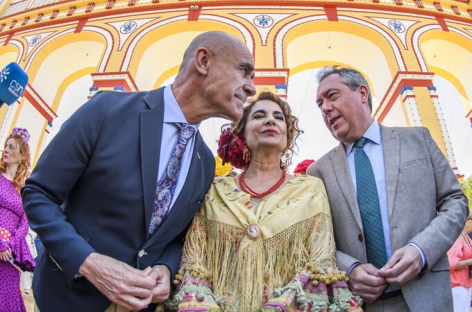 Antonio Muñoz, María Jesús Montero y Juan Espadas en la Feria de Abril de Sevilla del pasado año 2023