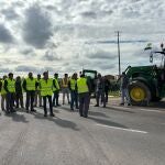 Agricultores de Campanario mantendrán los cortes a la espera de soluciones de la UE tras quedar Planas "desautorizado"