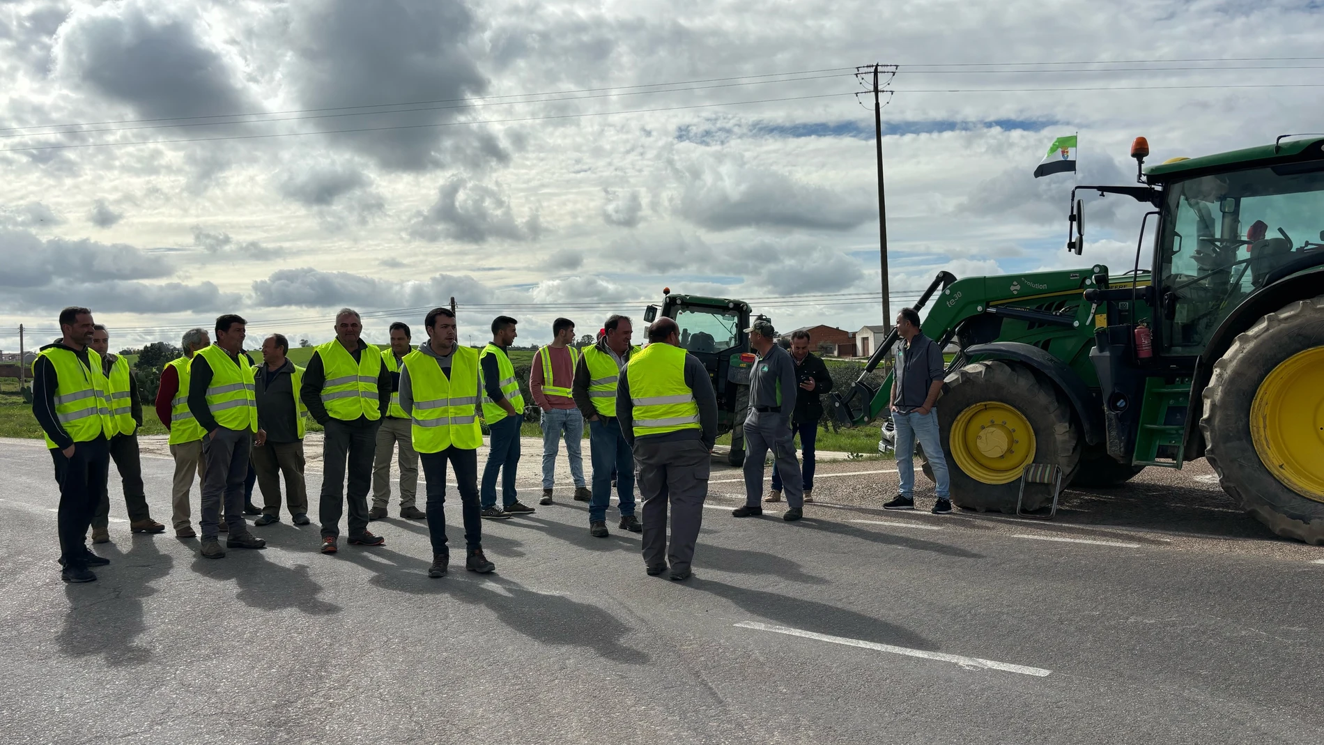 Agricultores cortan la carretera en Campanario. EUROPA PRESS 16/02/2024