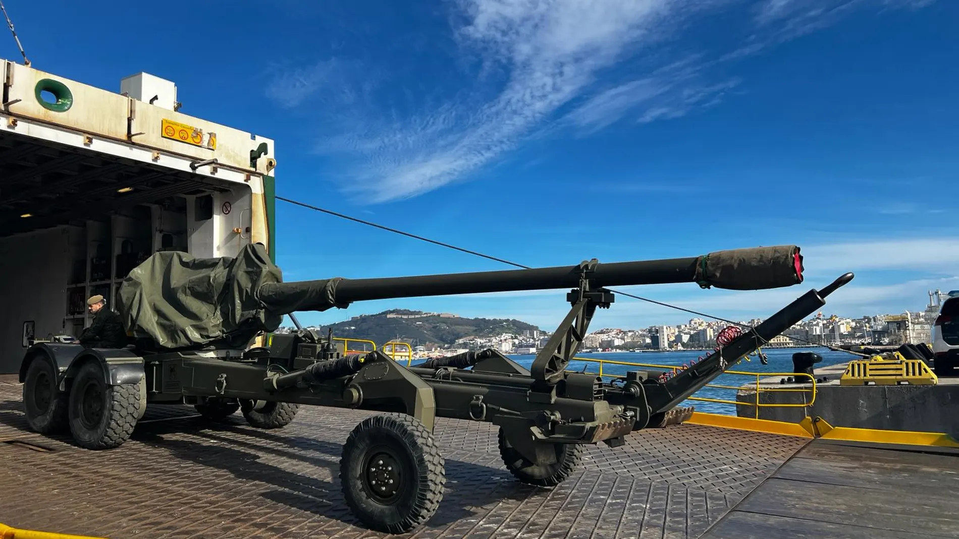 Los ocho obuses SIAC 155/52 llegan al puerto de Ceuta 