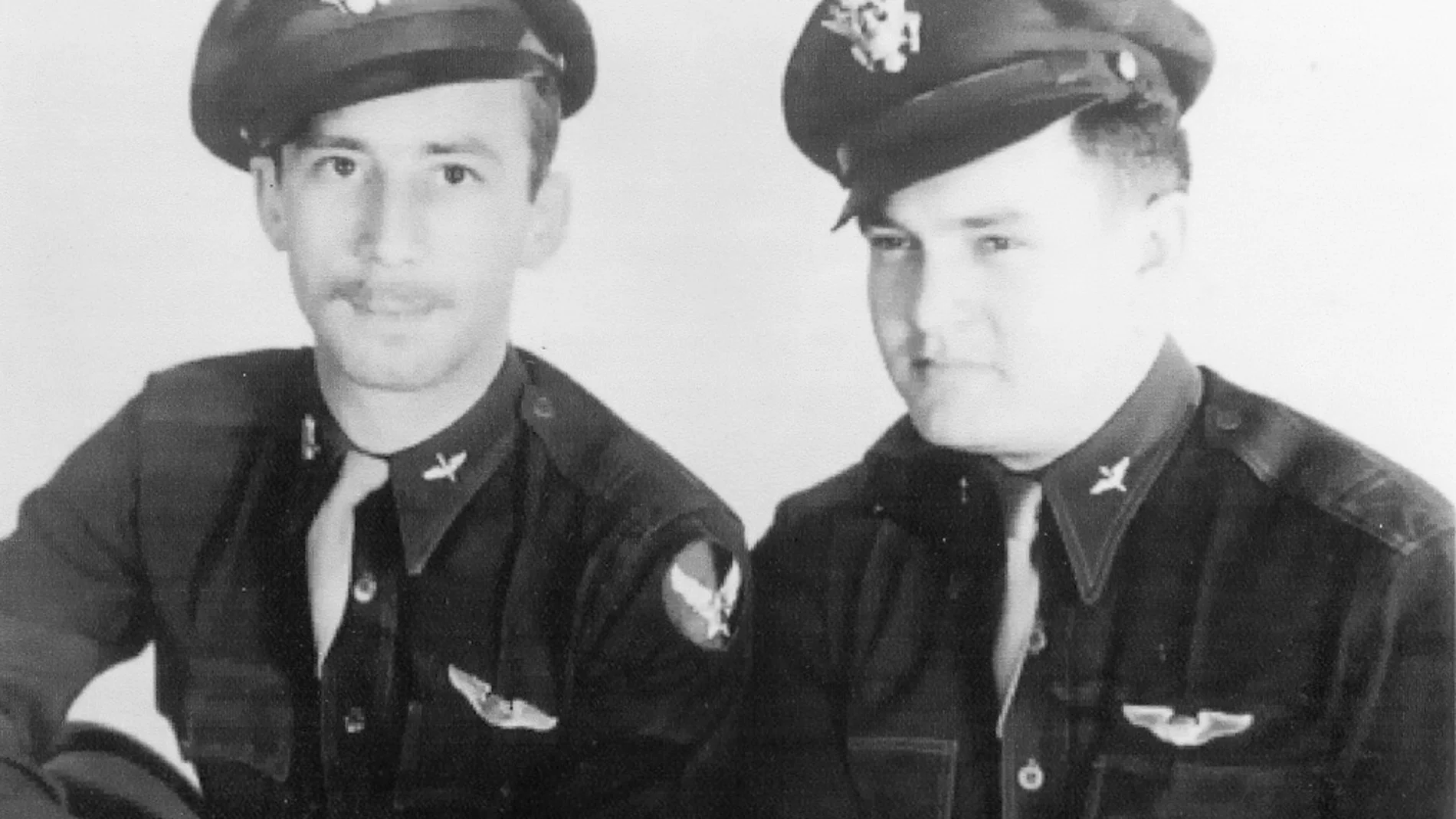 Los líderes de escuadrón, e inseparables amigos, John "Bucky" Egan (izquierda) y Gale "Buck" Cleven del 100.º Grupo de Bombardeo, el "Sangriento 100.º"
