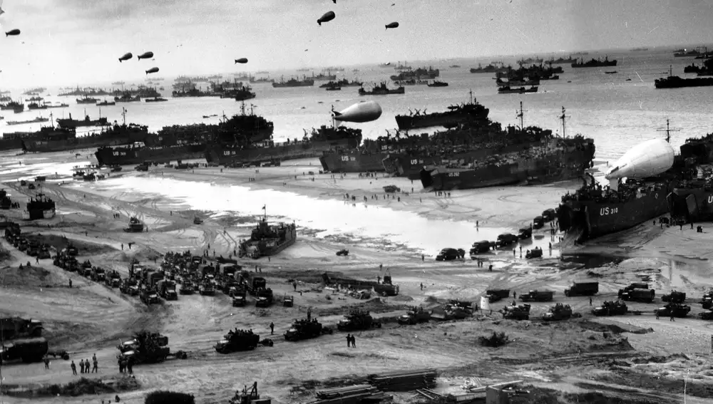 Fotografía facilitada por el ejército de los EE.UU. que muestra tropas estadounidenses a bordo de buques de guerra a su llegada a la playa durante el desembarco de Normandía (Francia) el 6 de junio de 1944.