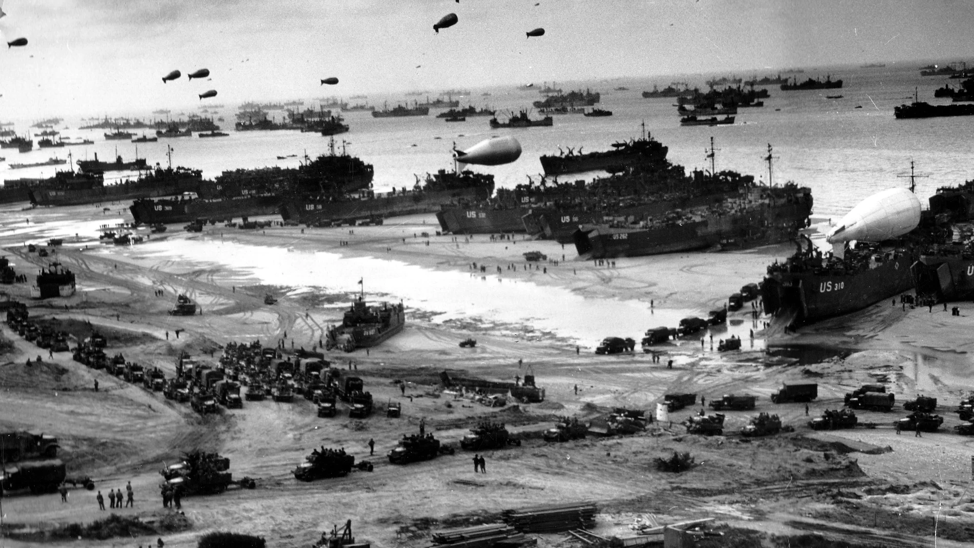Fotografía facilitada por el ejército de los EE.UU. que muestra tropas estadounidenses a bordo de buques de guerra a su llegada a la playa durante el desembarco de Normandía (Francia) el 6 de junio de 1944. 