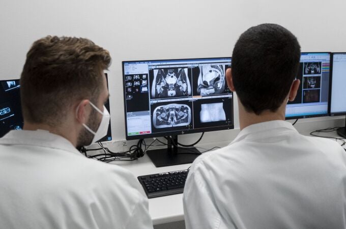 Dos técnicos controlan el único sistema de radioterapia de precisión molecular guiada por resonancia magnética que existe en España, en el Hospital Carlos III