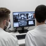 Dos técnicos controlan el único sistema de radioterapia de precisión molecular guiada por resonancia magnética que existe en España, en el Hospital Carlos III