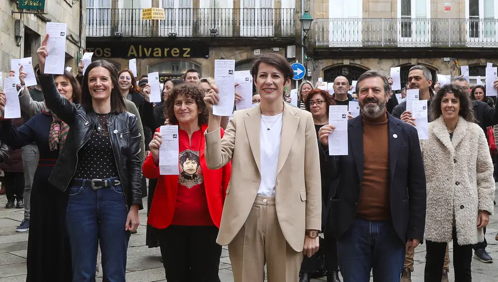  La candidata del BNG a la Presidencia de la Xunta, Ana Pontón, comparece con todos los candidatos que integran las listas en Santiago