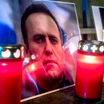 Homenaje al fallecido opositor Alexei Navalni frente al consulado ruso en Fráncfort