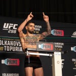 El pesaje de Topuria y Volkanovski: 144,5 libras cada uno y pelea confirmada