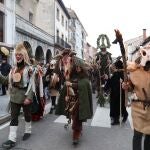 Cervera de Pisuerga (Palencia) recupera el ‘Antroido’ con disfraces de osos y carneros acompañados por sus calles de cencerros y campanos