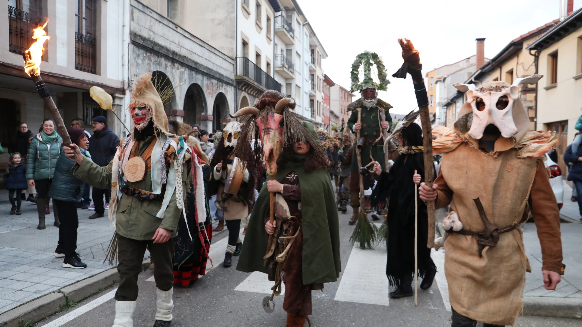 Cervera de Pisuerga (Palencia) recupera el ‘Antroido’ con disfraces de osos y carneros acompañados por sus calles de cencerros y campanos