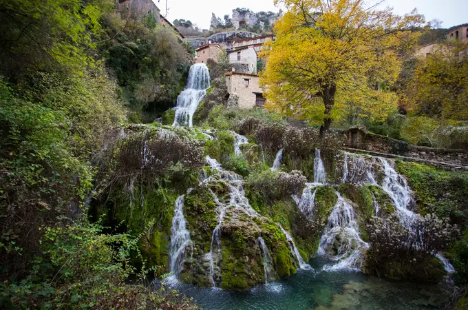 El espectacular pueblo cascada medieval español que es único en el mundo