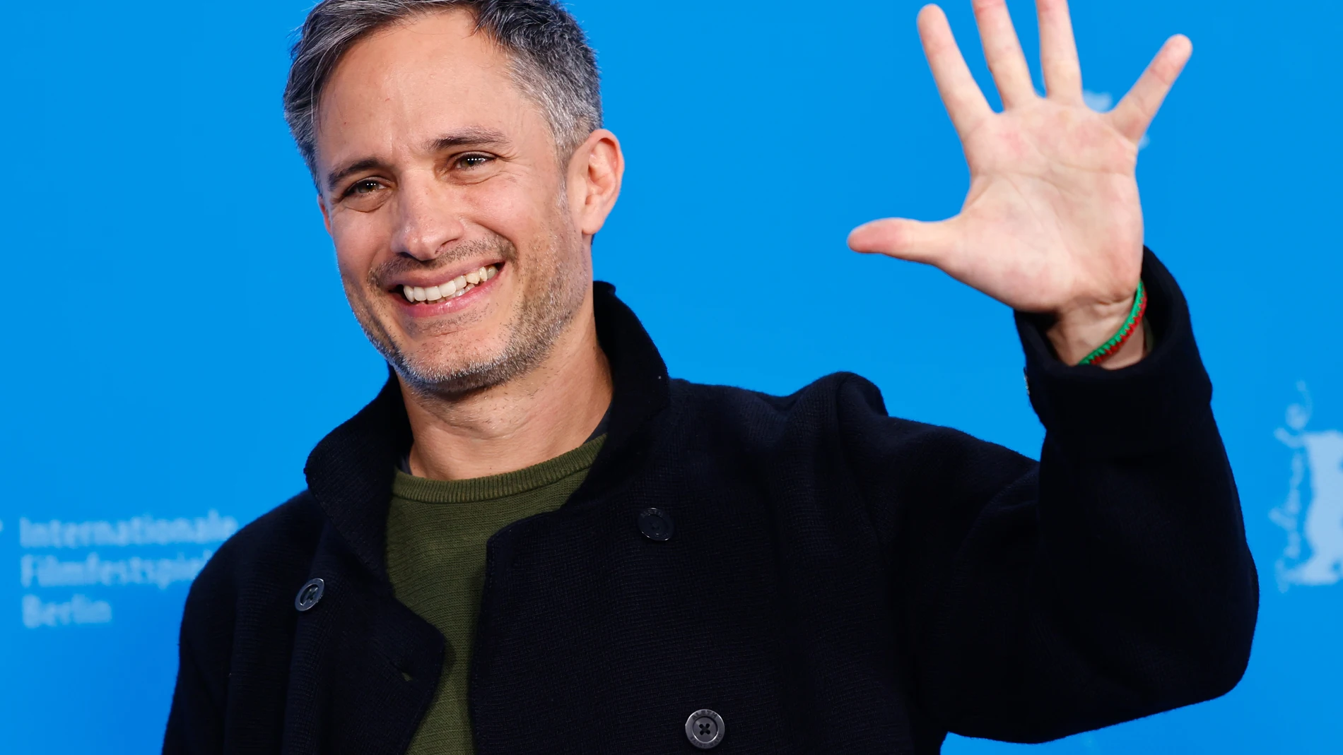 Berlin (Germany), 17/02/2024.- Mexican actor Gael Garcia Bernal waves as he attends the photocall for the movie 'Another End' during the 74th Berlin International Film Festival 'Berlinale' in Berlin, Germany, 17 February 2024. In total, 20 films will be competing for the awards in the Berlinale festival running from 15 to 25 February 2024. The awards will be presented on 24 February. (Cine, Alemania) EFE/EPA/HANNIBAL HANSCHKE 