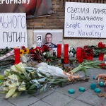 Protetas ante la embajada rusa en España por la muerte de Navalni 