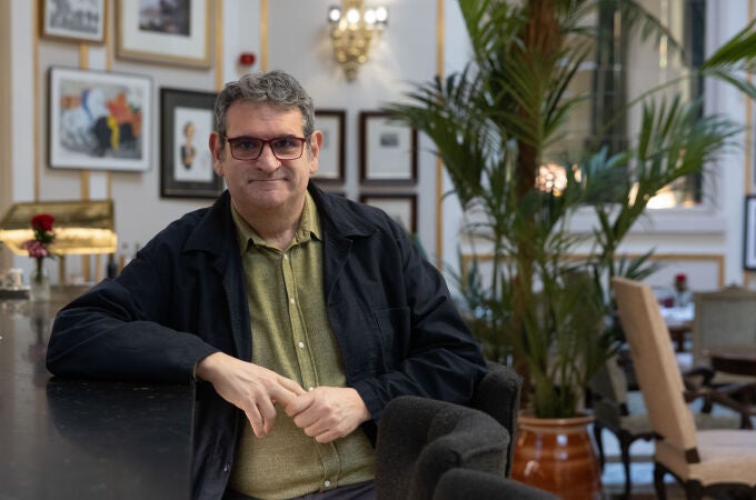 El escritor Jordi Puntí, esta semana, en el hotel en el que vivió Xavier Cugat
