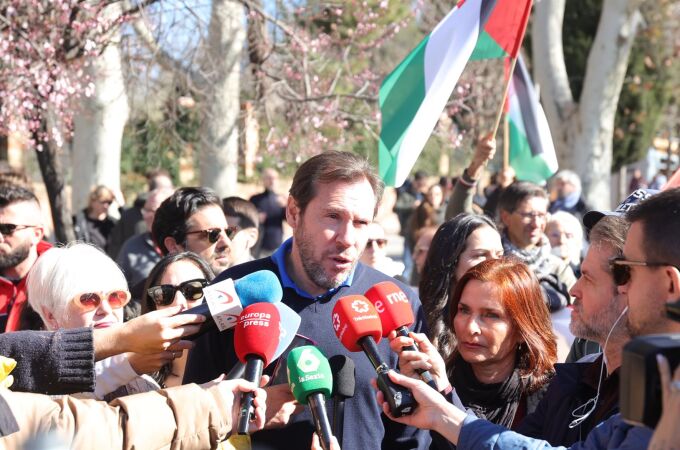Óscar Puente se une a la manifestación por Palestina, exige un alto el fuego y pide unidad ante las críticas de Podemos