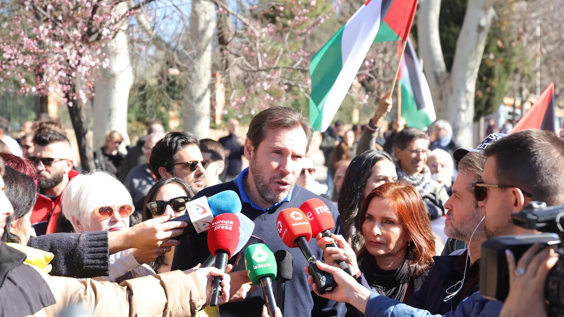 Óscar Puente se une a la manifestación por Palestina, exige un alto el fuego y pide unidad ante las críticas de Podemos