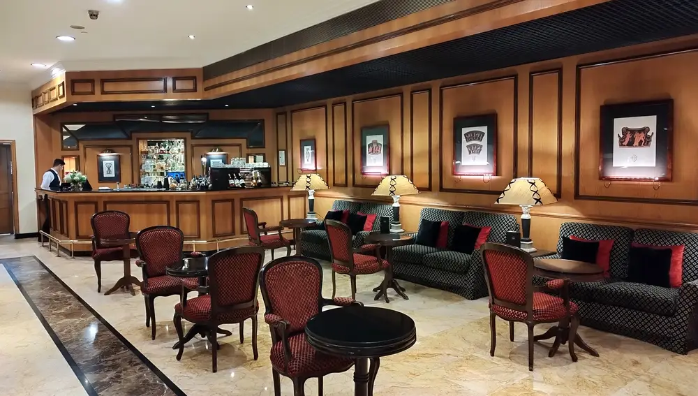 Detalle del bar del hotel donde tomar tranquilamente un café o una copa