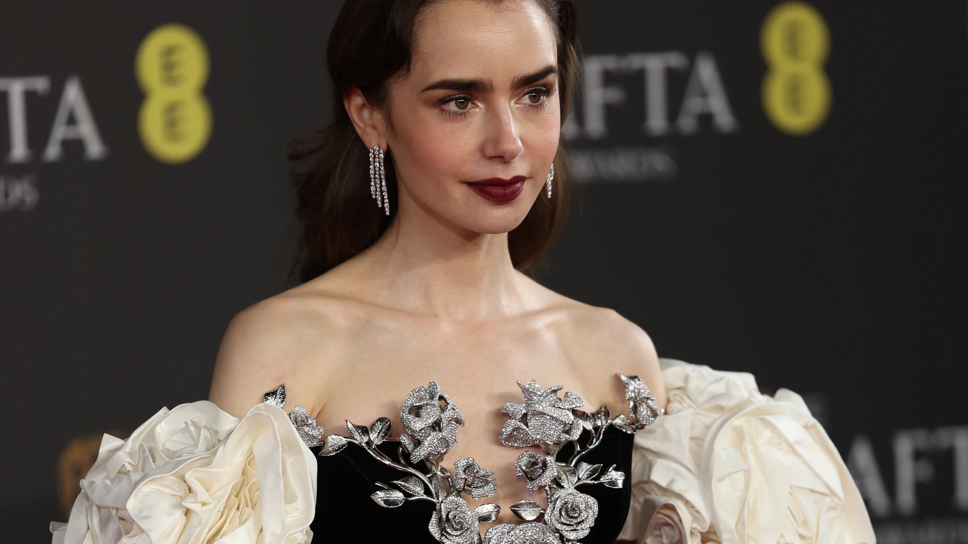 London (United Kingdom), 18/02/2024.- Lily Collins attends the 2024 EE BAFTA Film Awards at the Royal Festival Hall in London, Britain, 18 February 2024. The ceremony is hosted by the British Academy of Film and Television Arts (BAFTA). (Cine, Cine, Reino Unido, Londres) EFE/EPA/NEIL HALL