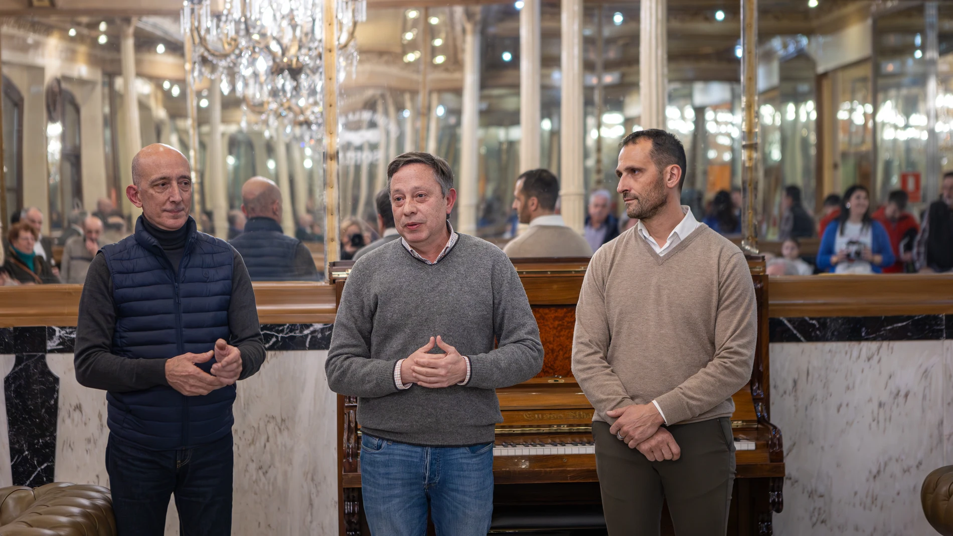 El restaurador, Carlos Jover; el presidente del casino, Adolfo Sainz y el diputado provincial Enrique Rubio