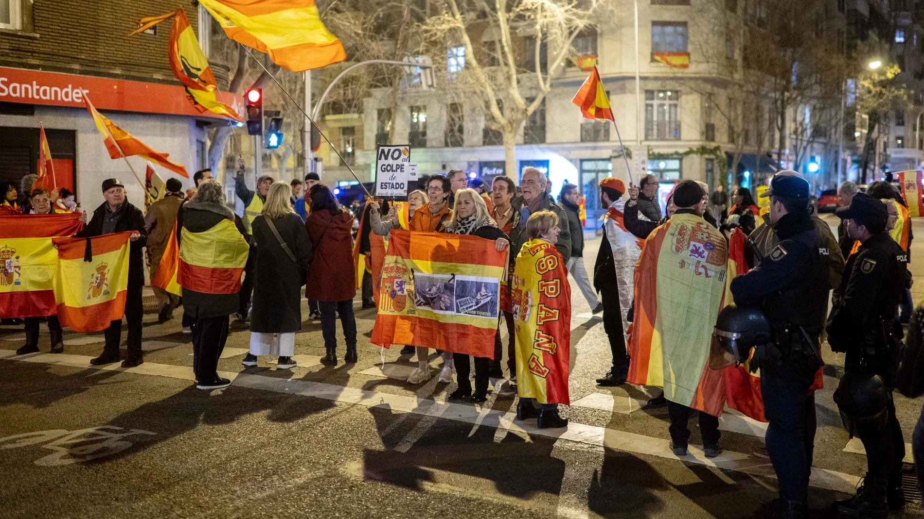 Varias personas congregadas junto a la sede del PSOE en Ferraz en la noche electoral de las elecciones gallegas. ALBERTO ORTEGA 18/02/2024