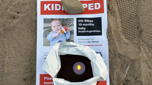 Cartel de Kfir Bibas, el bebé israelí de diez meses secuestrado por Hamás