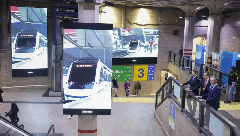 Pantallas de publicidad digitalizada en la estación del metro de Sol