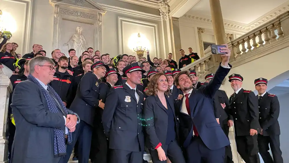 La alcaldesa y el concejal Caballero se fotografían con los nuevos bomberos 