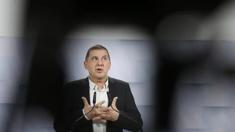 SAN SEBASTIÁN, 19/02/2024.- El coordinador general de EH Bildu, Arnaldo Otegi, ofrece este lunes una rueda de prensa en San Sebastián tras la reunión de la Mesa Política de su formación. EFE/Juan Herrero.