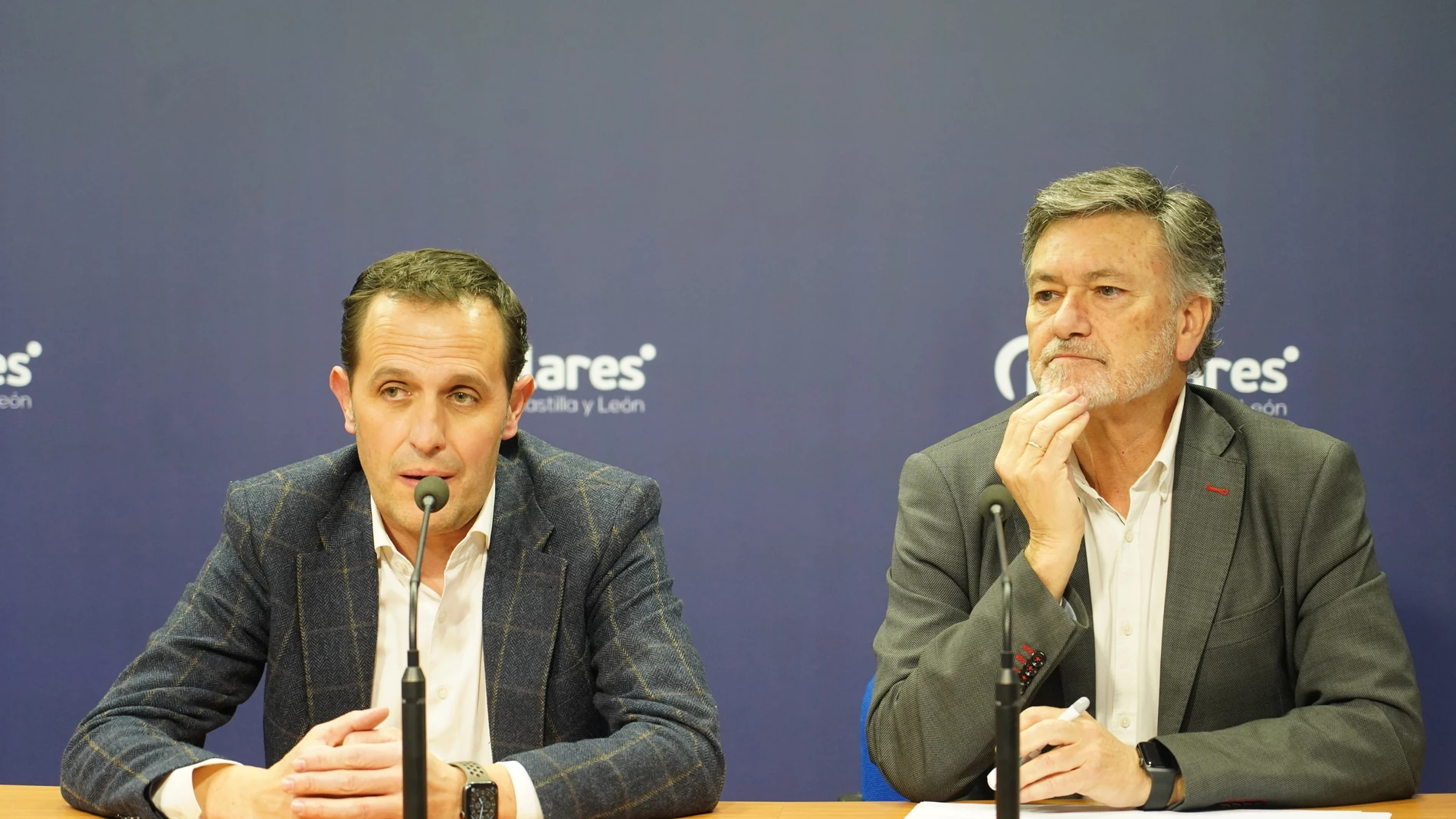 Conrado Íscar junto a Francisco Vázquez, en la rueda de prensa en Valladolid