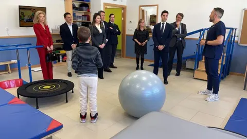 El consejero de Educación, Ciencia y Universidades, Emilio Viciana, durante su visita al colegio público de Eduación Especial Iker Casillas de Torrejón de Ardoz