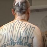 Mira mi piel tatuada, la vendo a buen precioArtista alemán subasta su piel en una peculiar obra de arte póstuma